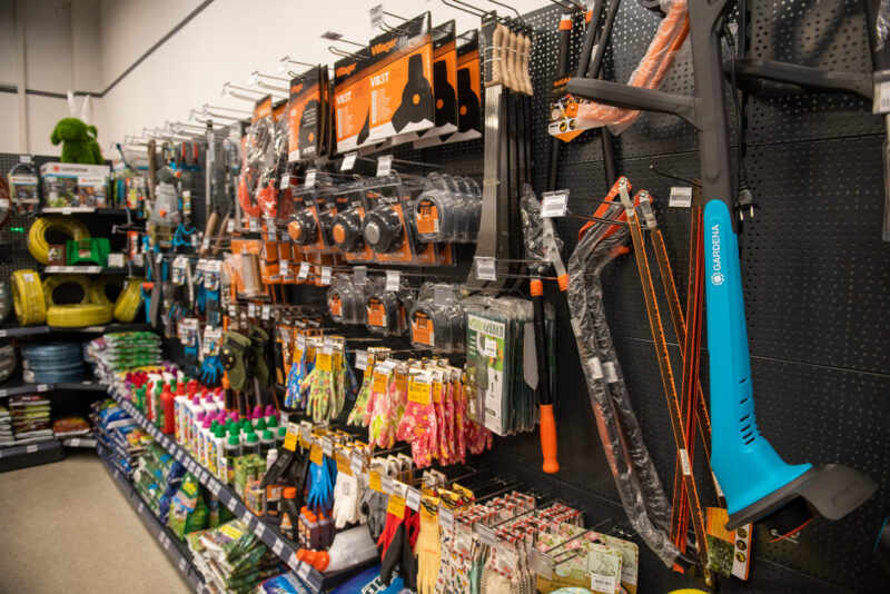 Baštenski alati i pomagala